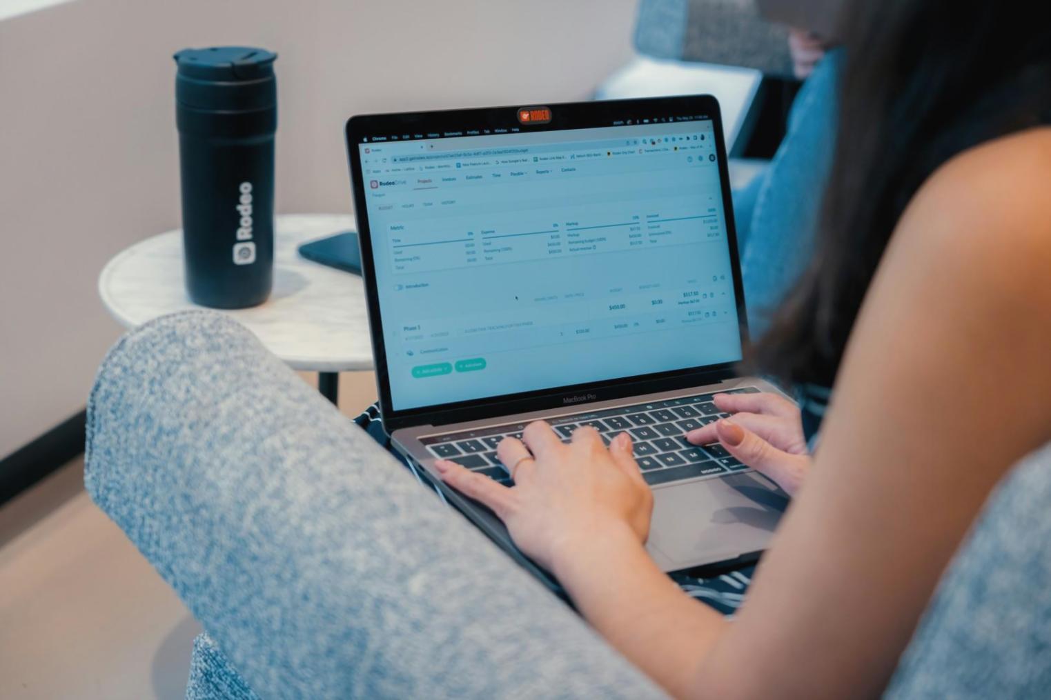 Professionelle Arbeitsumgebung für Finanzanalysen mit modernen Tools