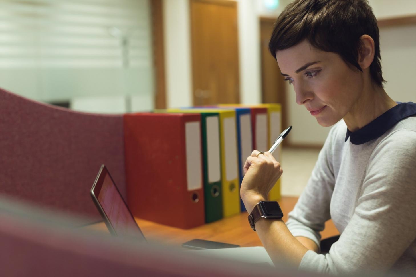 Professioneller Arbeitsplatz für Finanzberatung und Unternehmensanalyse
